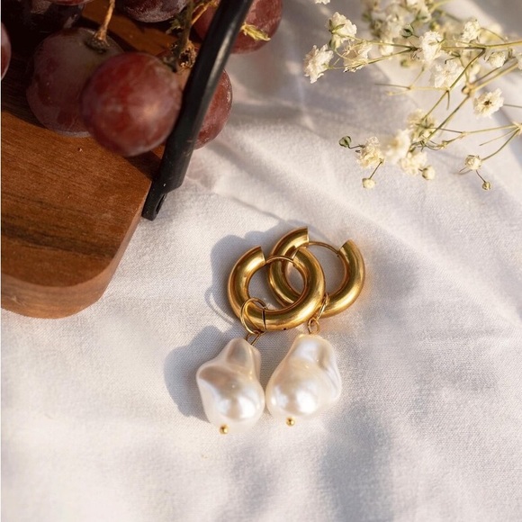 Nwt Minimalist Earrings Elizey Pearl Earrings.  Bundle & save shipping! - Picture 1 of 5